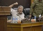 Bupati Babar Sukirman tampak ber api-api menolak Konsesi HTI PT BRS pada saat audiensi bersama perwakilan masyarakat di gedung Mahligai 2, DPRD Kab Babar.