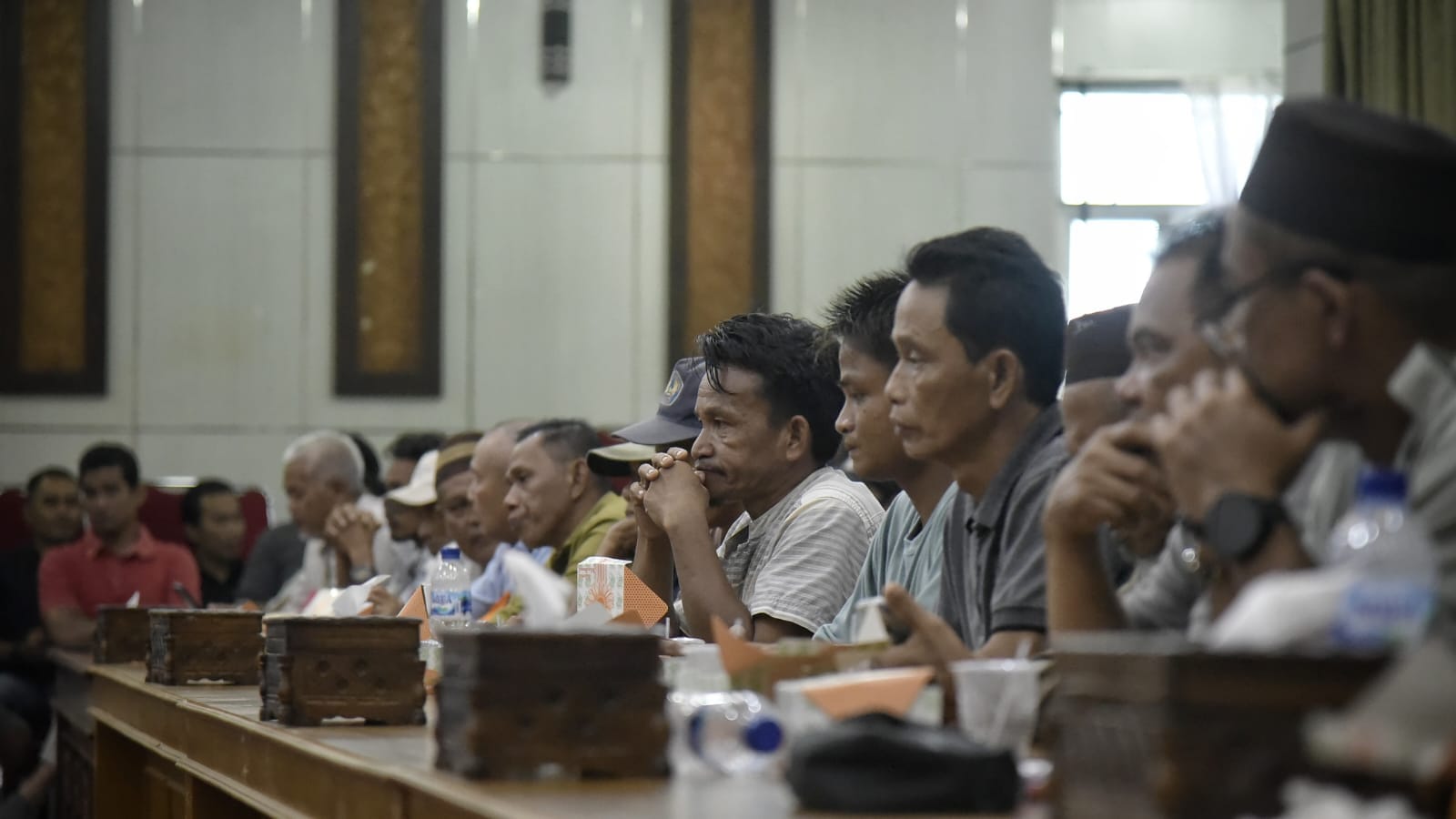 Beberapa pentolan perwakilan warga tampak duduk di kursi bagian depan guna menyampaikan tuntutan mereka satu persatu.