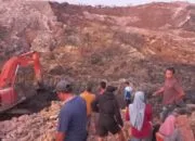 Caption : Proses pencarian penambang timah yang tertimbun tanah di Kecamatan Tempilang, Kabupaten Bangka Barat. Foto : Istimewa