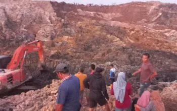 Caption : Proses pencarian penambang timah yang tertimbun tanah di Kecamatan Tempilang, Kabupaten Bangka Barat. Foto : Istimewa
