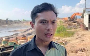 Kanit Tipidter Satreskrim Polres Bangka Barat, Ipda Ragil Dimas Ramdhan, saat memberkan keterangan kepada awak media di TKP lakatambang, pada Jumat (26/7/2024).