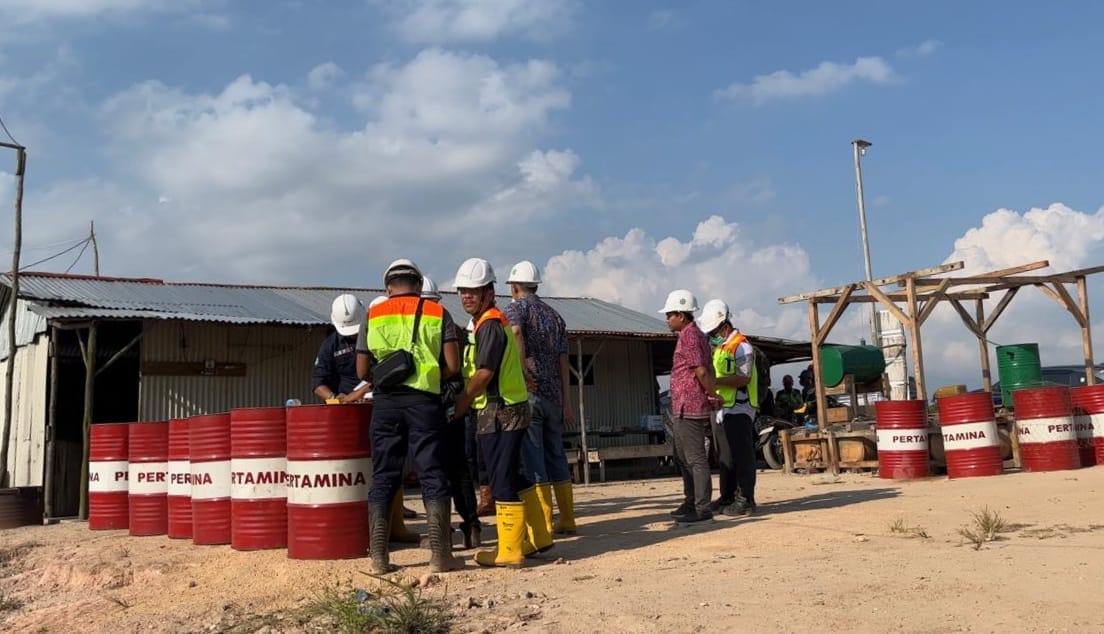 Tim inspektorat tambang bersama sejumlah pegawai PT Timah Tbk, melakukan investigasi di lokasi tambang yang menewaskan tiga orang pekerja di Kecamatan Tempilang, Bangka Barat, pada Jumat (26/07/2024).