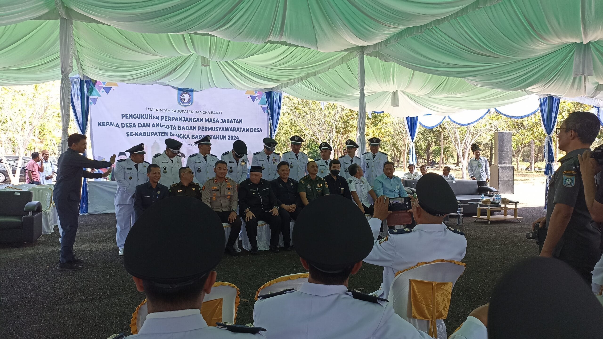 Bupati Bangka Barat, Sukirman bersama Forkompinda Babar serta kades se-Kecamatan Parittiga berswafoto usai pengukuhan di Halaman Parkir Timur, Kantor Bupati Bangka Barat, pada Rabu (31/7/2024) pagi.