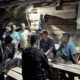 Sejumlah warga nelayan yang sedang berdiskusi pasca menolak aktivitas penambangan di wilayah Tembelok,pada Selasa (20/08/2024).