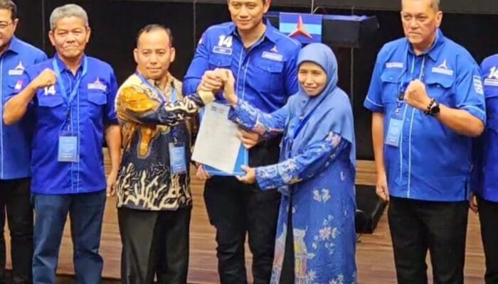 Pilkada 2024: Demokrat Berikan B1KWK ke Mansah-Dwi Aryani