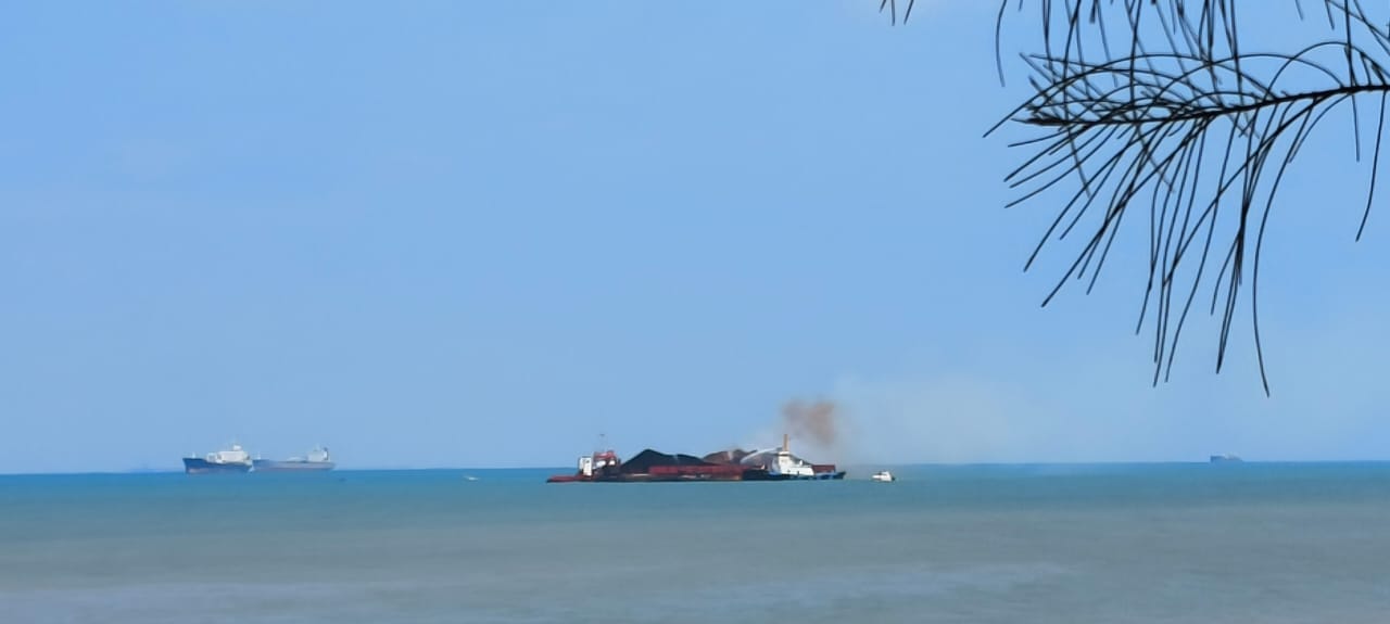Kapal bermuatan batu bara terbakar. Foto: Fierly Aditya.