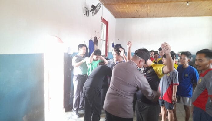 Rutan Kelas IIB Muntok Gelar Penggeledahan dan Tes Urine Bersama Aparat Penegak Hukum