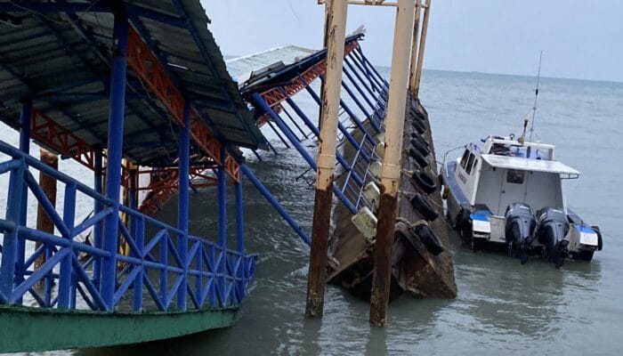 Dermaga Sandar Kapal Cepat Pelabuhan Tanjung Kalian Ambruk