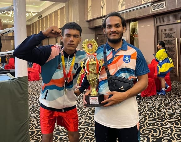 Radif Al Ramadhan (Kiri) dan Dedi Bintang saat menerima trofi. Foto: Rizki Ramadhani.