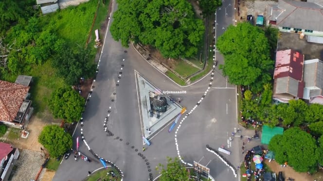 Balapan motor di Tugu Sorkarno-Hatta. Foto: Arjuna Deta Pratama.