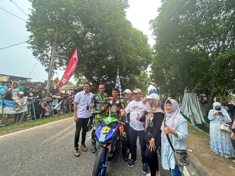 Pembina IMI Babel, Erzaldi Rosman saat bersama seorang pembalap. Foto: Rizki Ramadhani.
