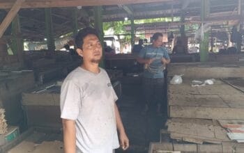 Ryan Marta Putra salah seorang pedagang di Pasar Tradisional Mentok. Foto: Rizki Ramadhani.