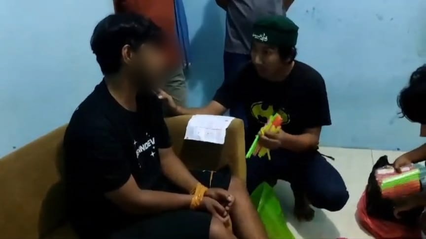 Polisi saat mengamankan tersangka JF. Foto: Istimewa.