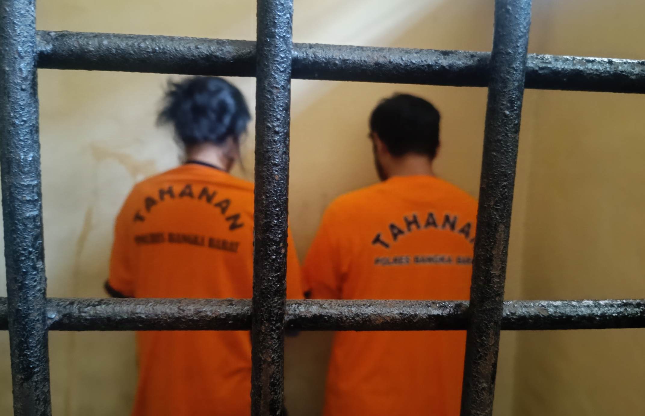 JF dan SF saat berada di tahanan Mapolres Bangka Barat. Foto: Rizki Ramadhani.