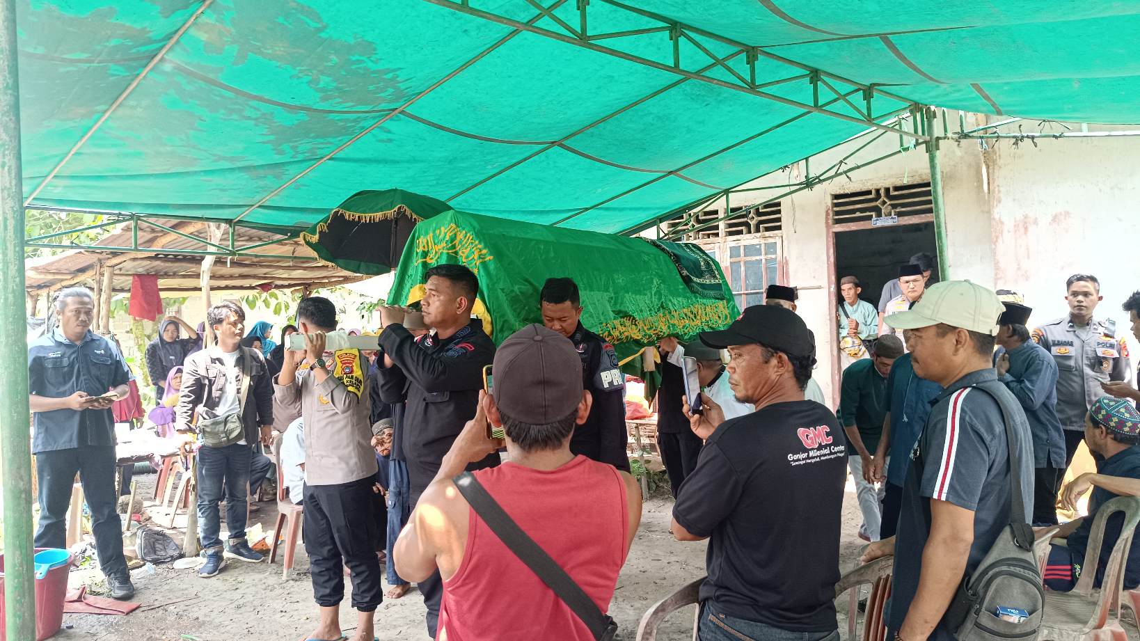 Jenazah Beni saat hendak dibawa ke Tempat Pemakaman Umum. Foto: Rizki Ramadhani.