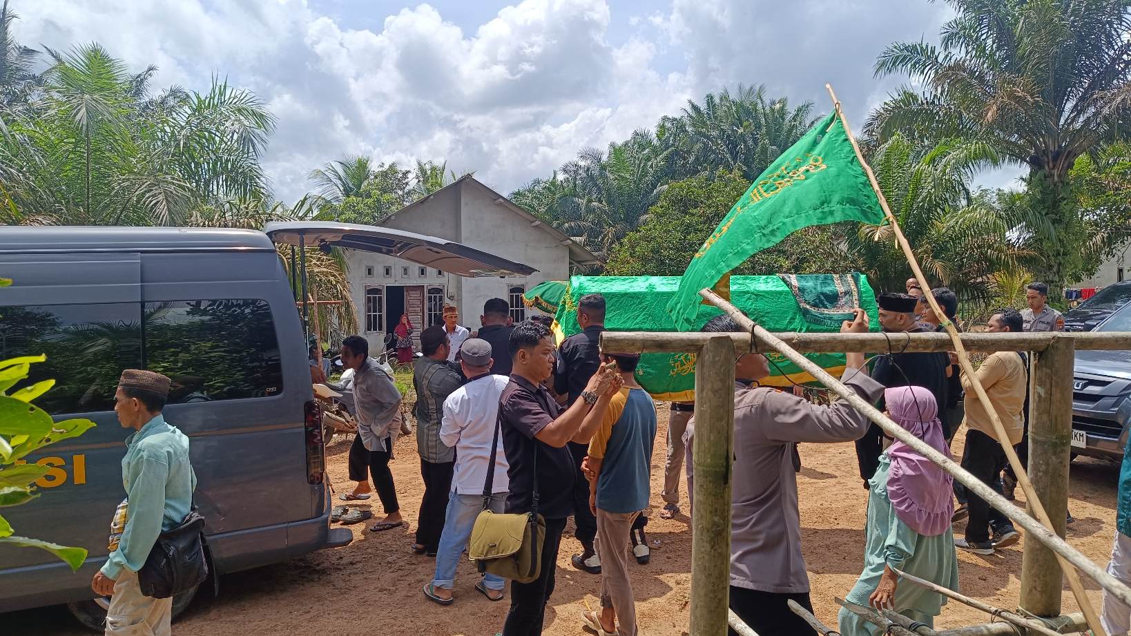 Jenazah Beni saat berada di rumah duka. Foto: Rizki Ramadhani.