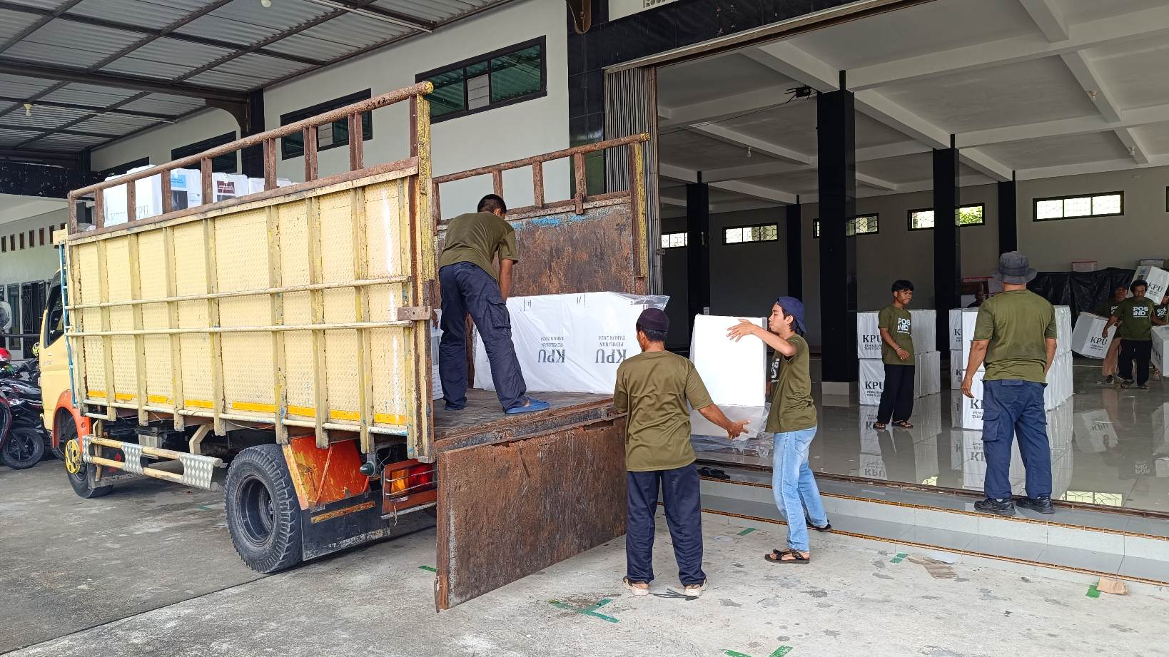 Distribusi logistik Pilkada Bangka Barat. Foto: Rizki Ramadhani.