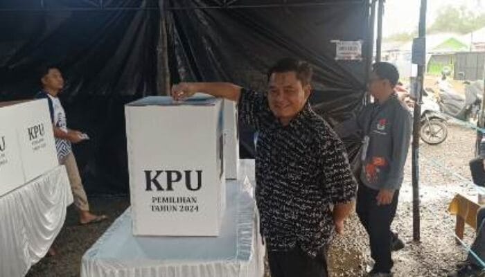 Bong Ming Ming Gunakan Hak Pilih di TPS 08 Belo Laut