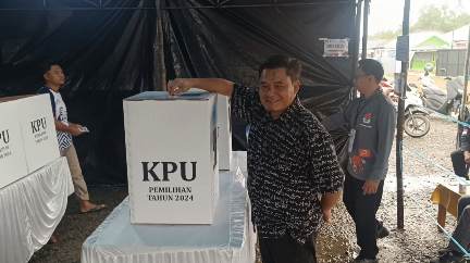 Bong Ming Ming saat mencoblos di TPS 08. Foto: Rizki Ramadhani.