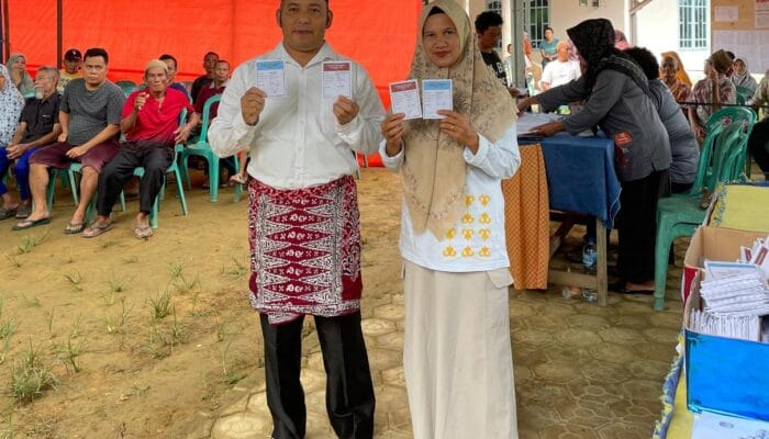 Datang ke TPS Bersama Istri, Mansah Ajak Masyarakat Bangka Barat Gunakan Hak Suaranya