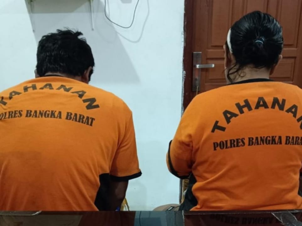 Caption: Tim Hantu, Satresnarkoba Polres Bangka Barat tangkap pasutri diduga kurir sabu di Mentok, Senin (16/12/2024). (Ist)