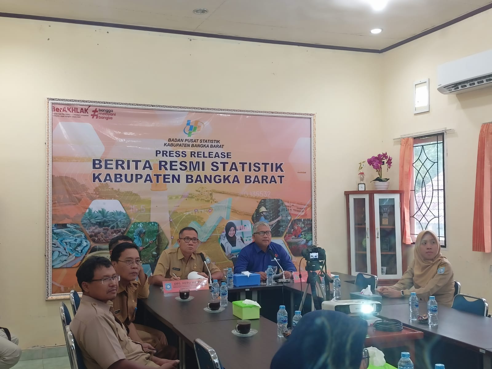Caption : Badan pusat Statistik Kabupaten Bangka Barat dan Pemkab Bangka Barat menggelar rapat press release di kantor BPS, Senin (2/12/2024).