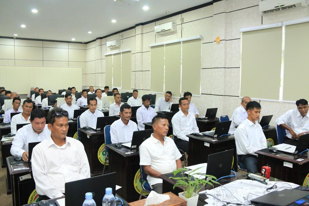 Peserta yang mengikuti ujian CPNS. Foto: Istimewa/Prokompim Belitung.