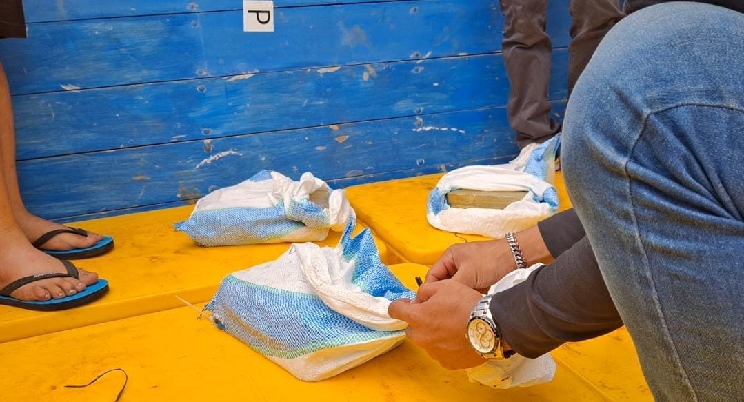 Balok timah yang ditemukan petugas. Foto: Sorotanbangka/Barong.