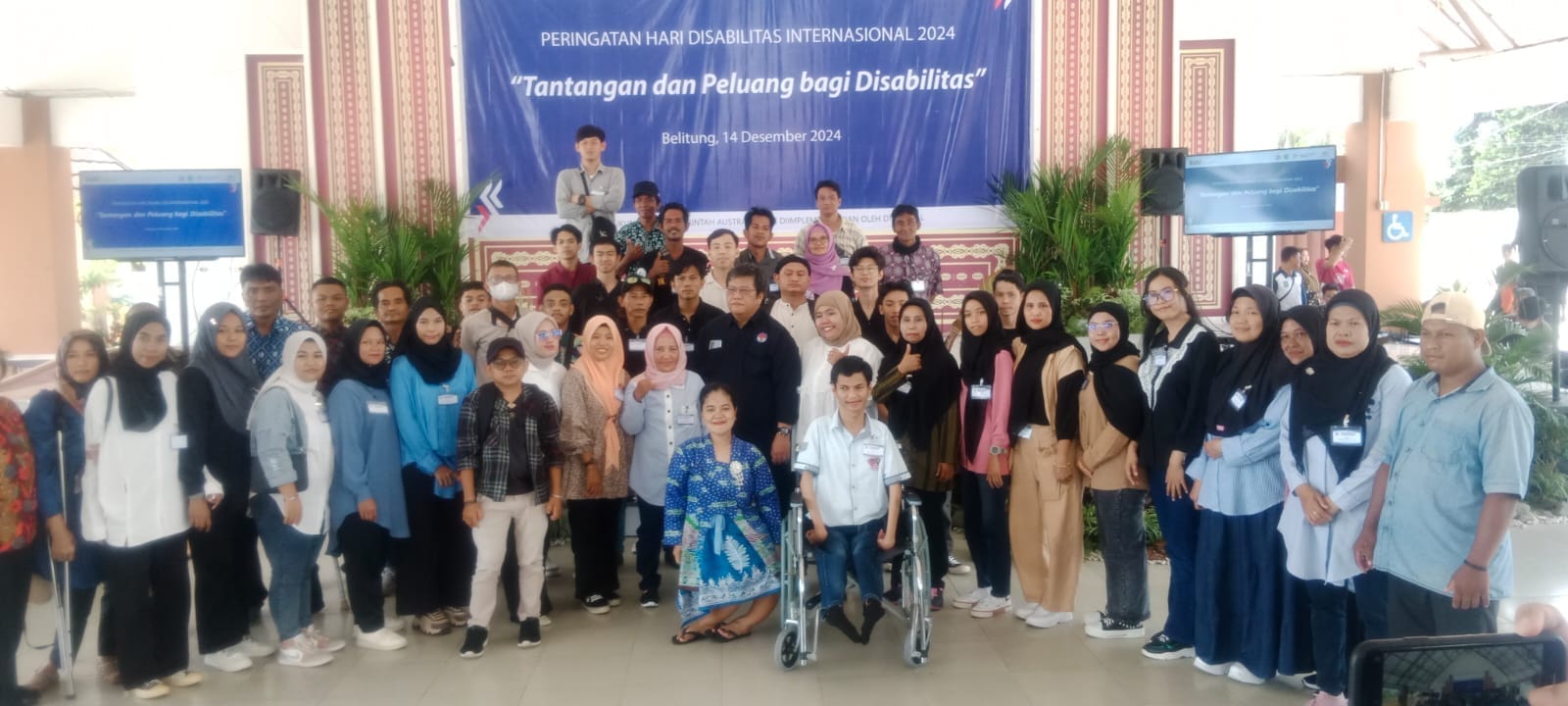 Foto bersama penyandang disabilitas dan Ikatan Keluarga Penyandang Disabilitas Belitung (IKPDB).