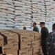 Pengecekan stok beras di Belitung. Foto: Sorotanbangka/Julian.