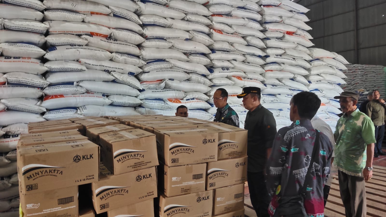 Pengecekan stok beras di Belitung. Foto: Sorotanbangka/Julian.