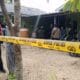 Polisi pasang police line di tempat kejadian perkara penemuan mayat di Pait Jaya, Belo Laut, Kecamatan Mentok, Kabupaten Bangka Barat, Selasa (17/12/2024).