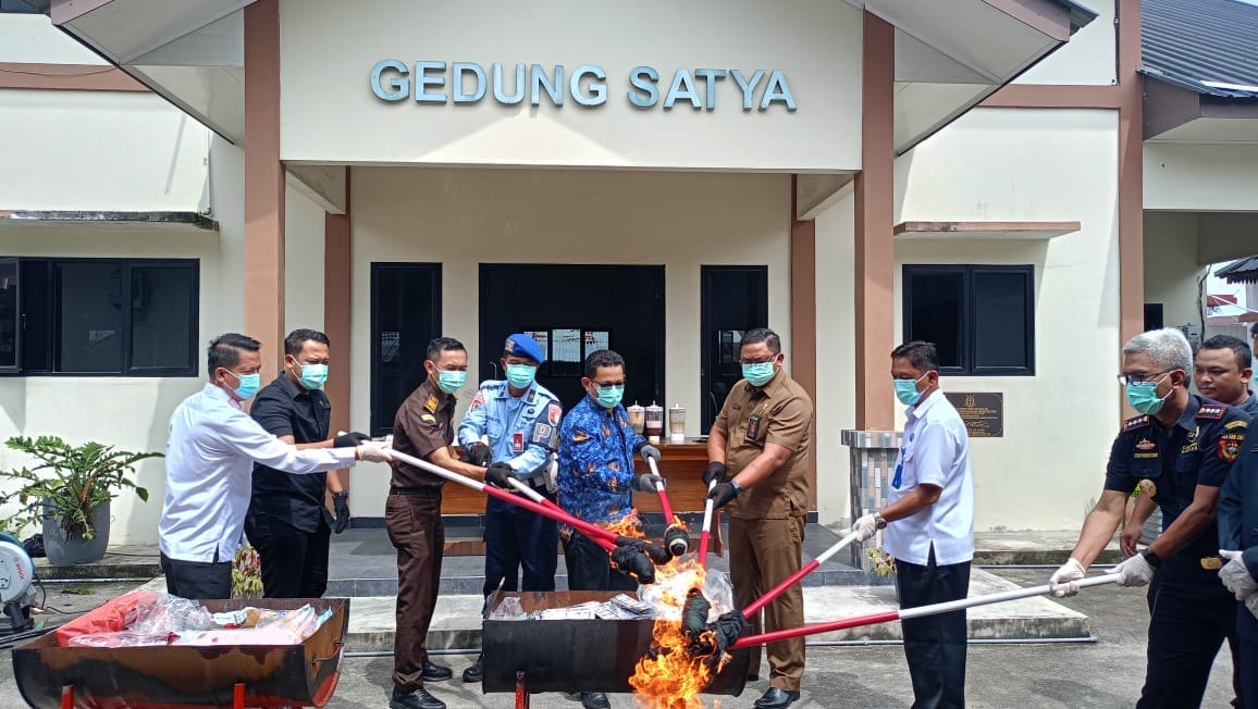 Pemusnahan barang bukti. Foto: Julian.