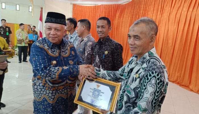 Taat Pajak, Belasan Desa di Bangka Barat Terima Penghargaan