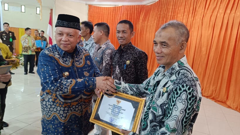 Bupati Bangka Barat Sukirman berikan penghargaan wajib pajak kepada 14 desa di wilayahnya.
