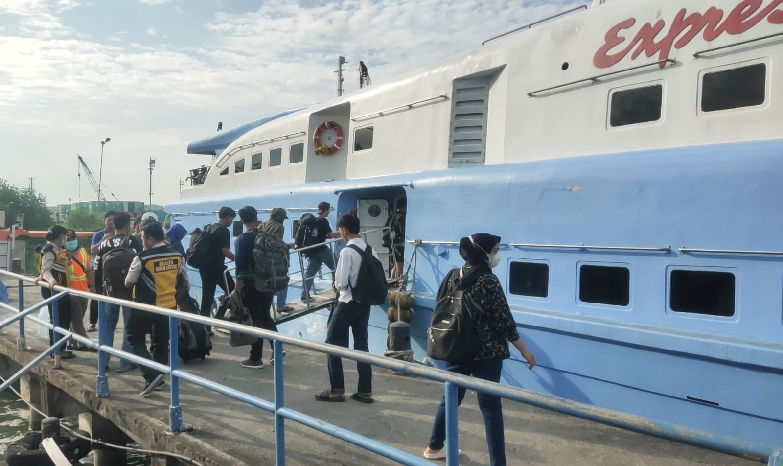 Caption: Para penumpang hendak masuk ke dalam kapal express bahari di Pelabuhan Belitung. (Ist)