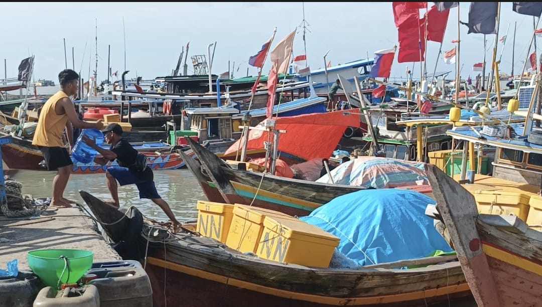 Aktivitas nelayan di Mentok. Foto: Sorotanbangka/Randa