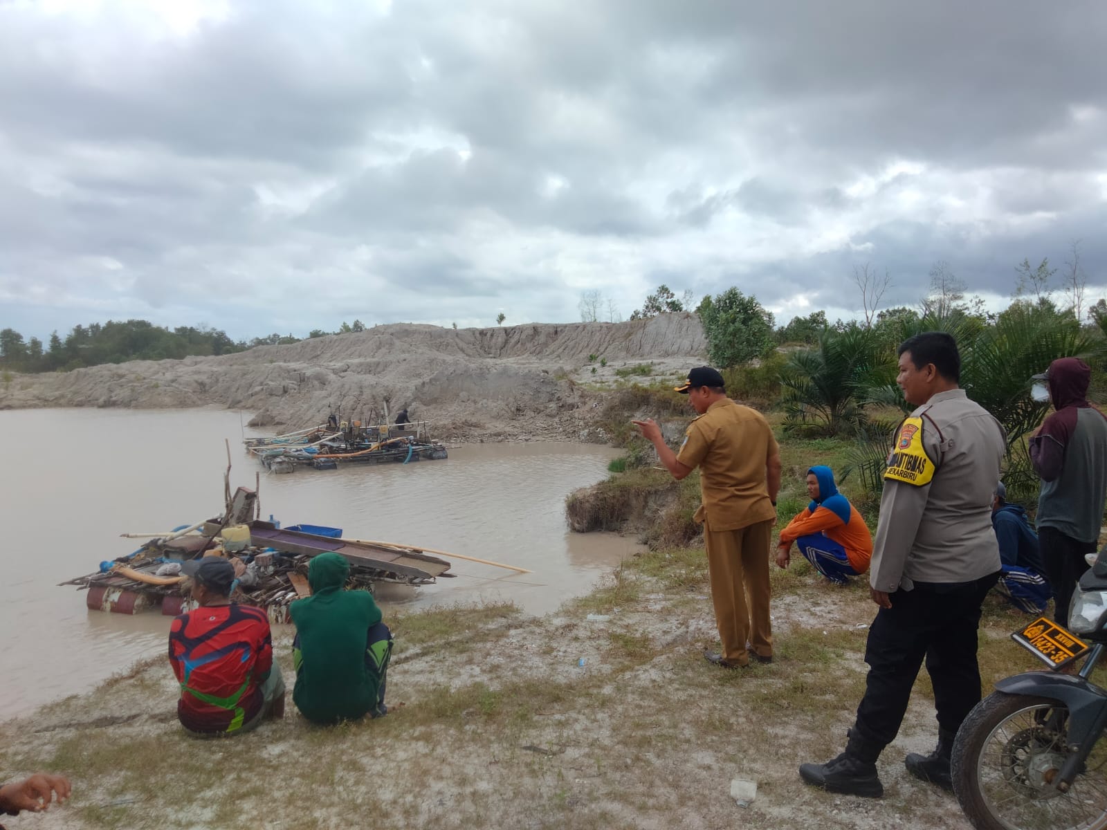 Pemdes Sekar Biru, Bhabinkamtibmas dan Babinsa datangi para penambang timah di dekat jalan raya. (Ist)