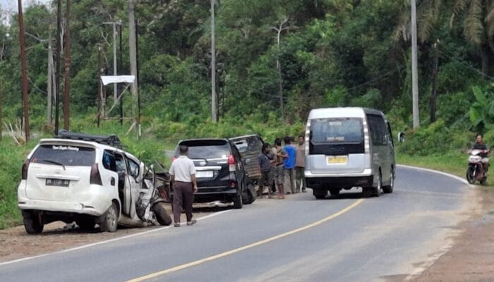 3 Mobil Terlibat Tabrakan Beruntun, Warga Bantu Evakuasi Korban dan Atur Lalu Lintas
