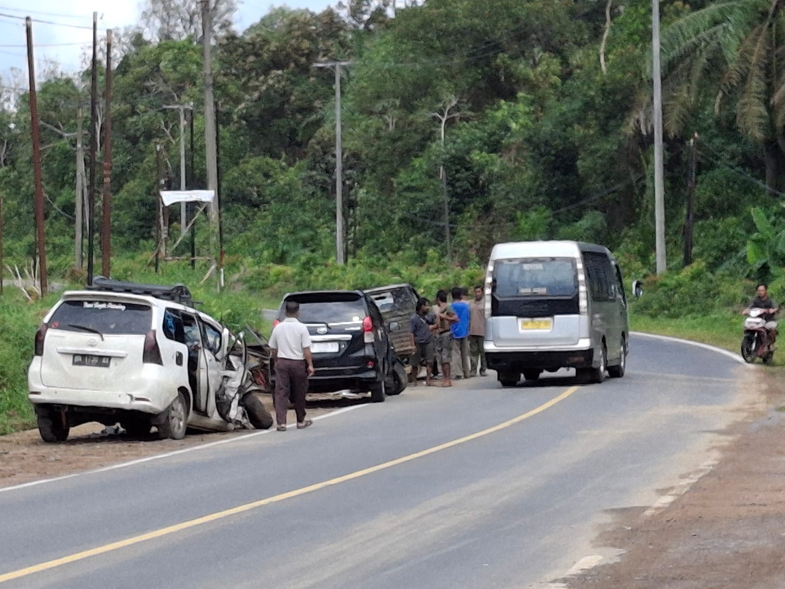 Warga yang membantu proses evakuasi. Foto: Sorotanbangka / Oka