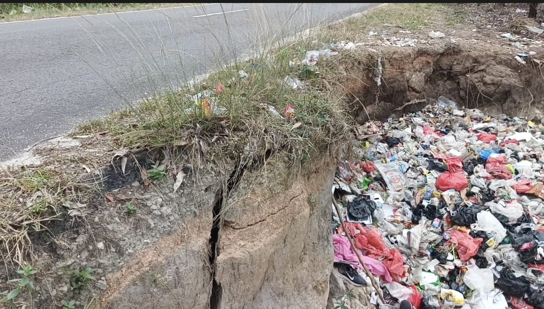 Jalan yang hampir putus akibat aktivitas pertambangan timah. Foto: Sorotanbangka / Randa.