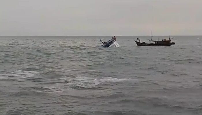 Nelayan Bantu Evakuasi Kru KLM Pelita Harapan Indah yang Tenggelam di Selat Bangka