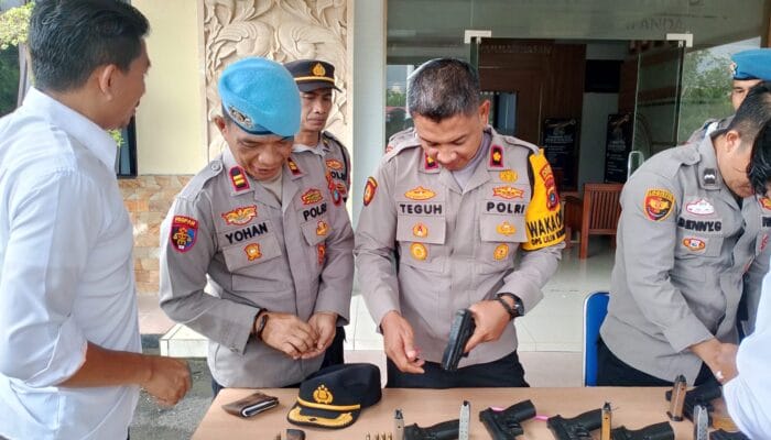 Wakapolres Bangka Barat Periksa Senjata Api Personel Hadapi Nataru