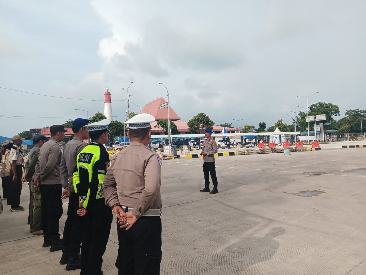 Anggota Polres Bangka Barat saat berada di Pelabuhan Tanjung Kalian Mentok. Foto: Istimewa.