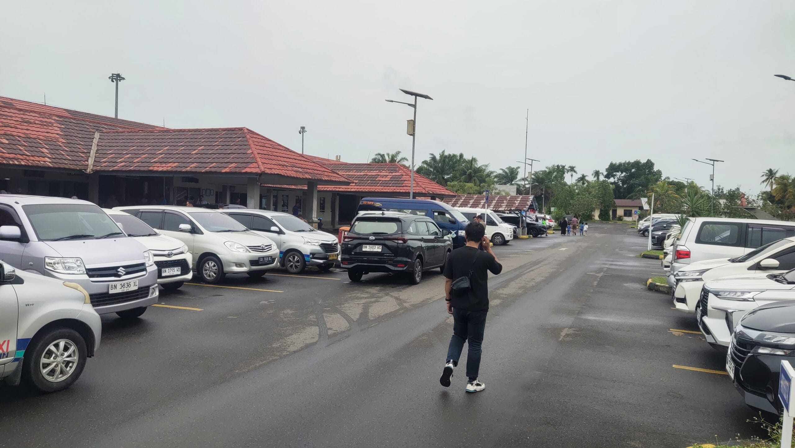 Suasana parkir mobil di Bandara H.A.S. Hanandjoeddin, Tanjung Pandan, Belitung. (Foto : Istimewa)