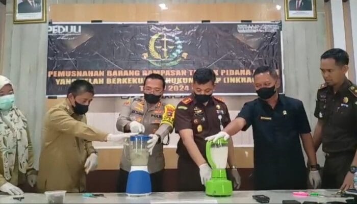 Kejari Babar Musnahkan Barang Bukti dari 35 Perkara, Termasuk Sabu Senilai Rp. 1,3 Miliar