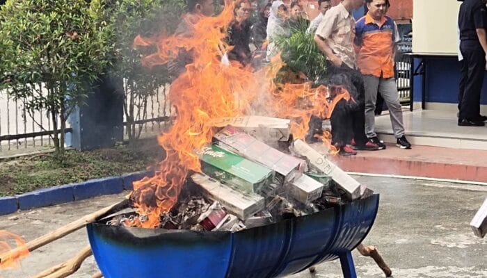 Bea Cukai Musnahkan Miras dan Ribuan Batang Rokok Illegal