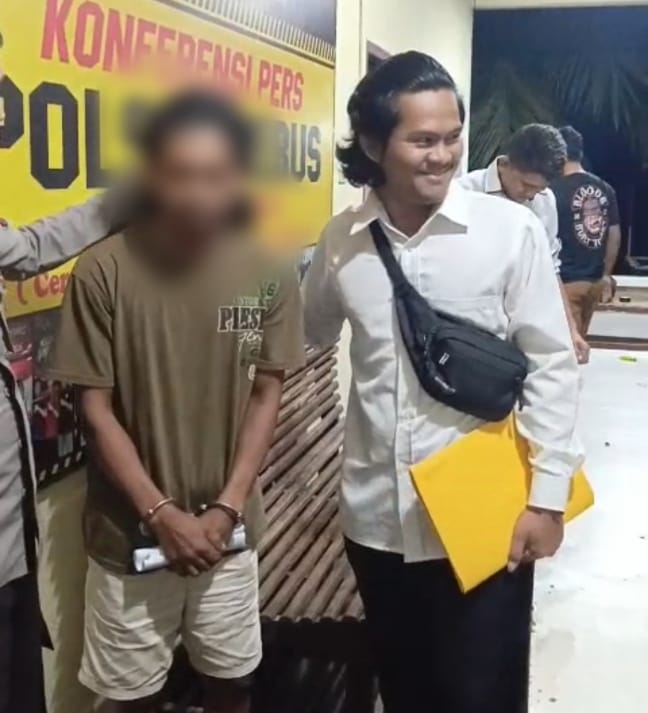 Pelaku SP (kaos cokelat) saat diamankan Polisi. Foto: Istimewa.