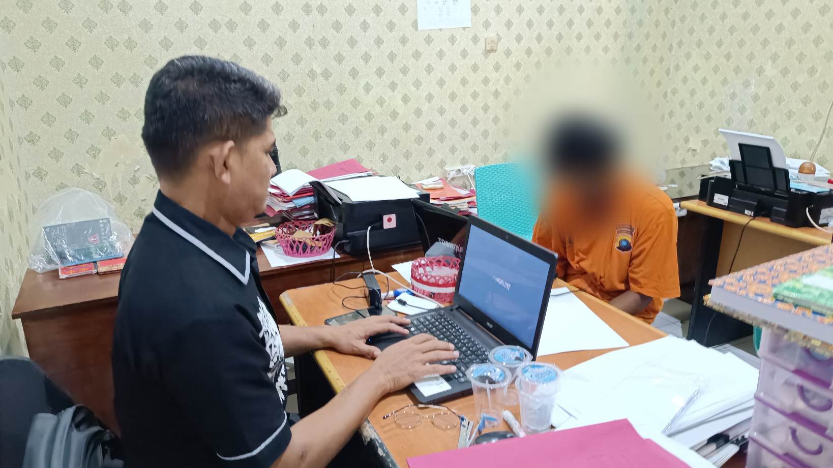 Tersangka SP saat menjalani pemeriksaan di Mapolres Bangka Barat. Foto: Rizki Ramadhani.