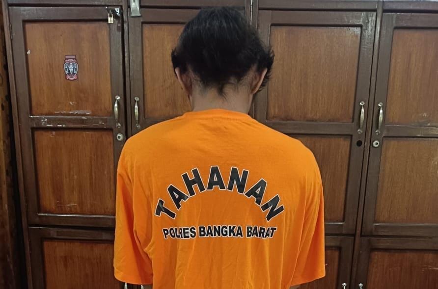 Tersangka KF saat diamankan di Mapolres Bangka Barat. Foto: Istimewa.